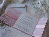 A 00024 - es számú meghívó.               Rózsaszín csillogó gyöngyházfényű kreatív kartonból,  fehér csipkével és rózsaszín szatén szalaggal díszítve, amit fehér szaténszalag fog össze.