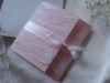 A 00024 - es számú meghívó.               Rózsaszín csillogó gyöngyházfényű kreatív kartonból,  fehér csipkével és rózsaszín szatén szalaggal díszítve, amit fehér szaténszalag fog össze.